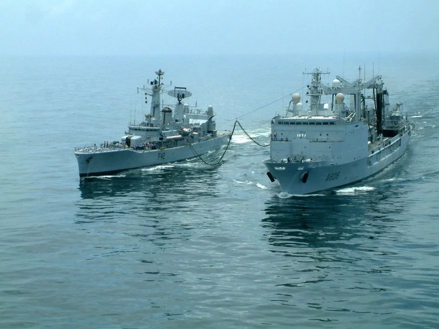 Le BCR Var et la frégate indienne Vindhyagiri