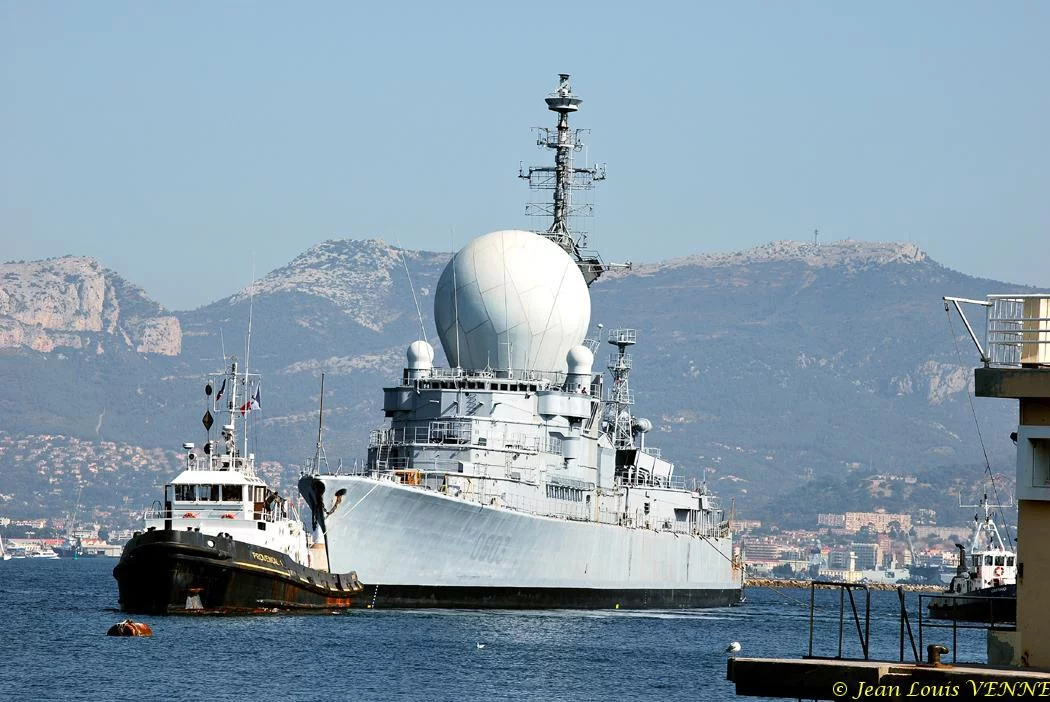 La coque de l'ex-Duquesne positionnée pour protéger le plan d'eau