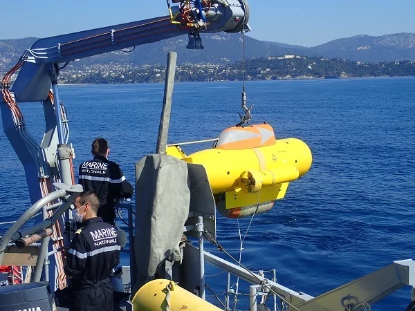 Le chasseur de mines Lyre met à l'eau un Poisson Auto-Propulsé