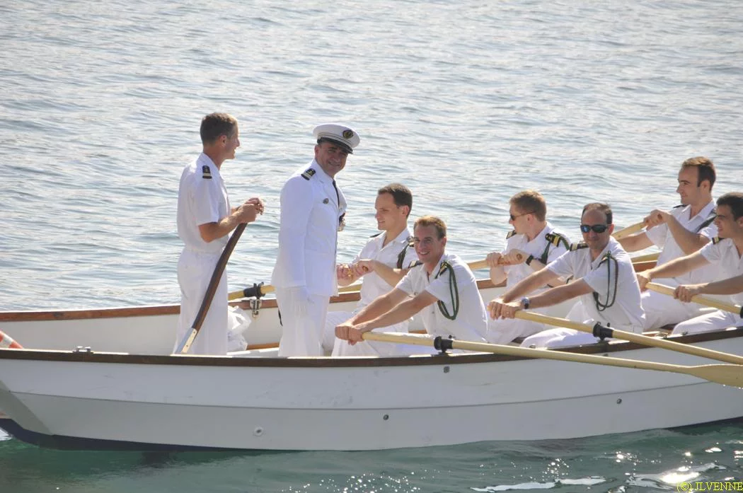 Tradition : le CF Eugène débarque en chaloupe armée par les officiers de l'Aconit