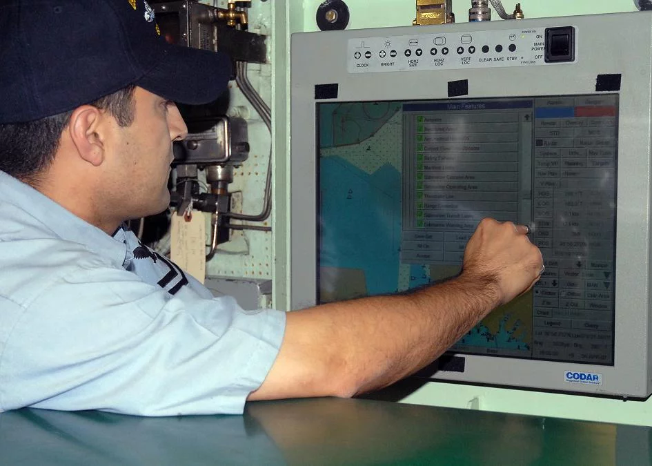 Un marin du Oklahoma City se familiarise avec le SystÃ¨me de Gestion de Voyage (VMS).