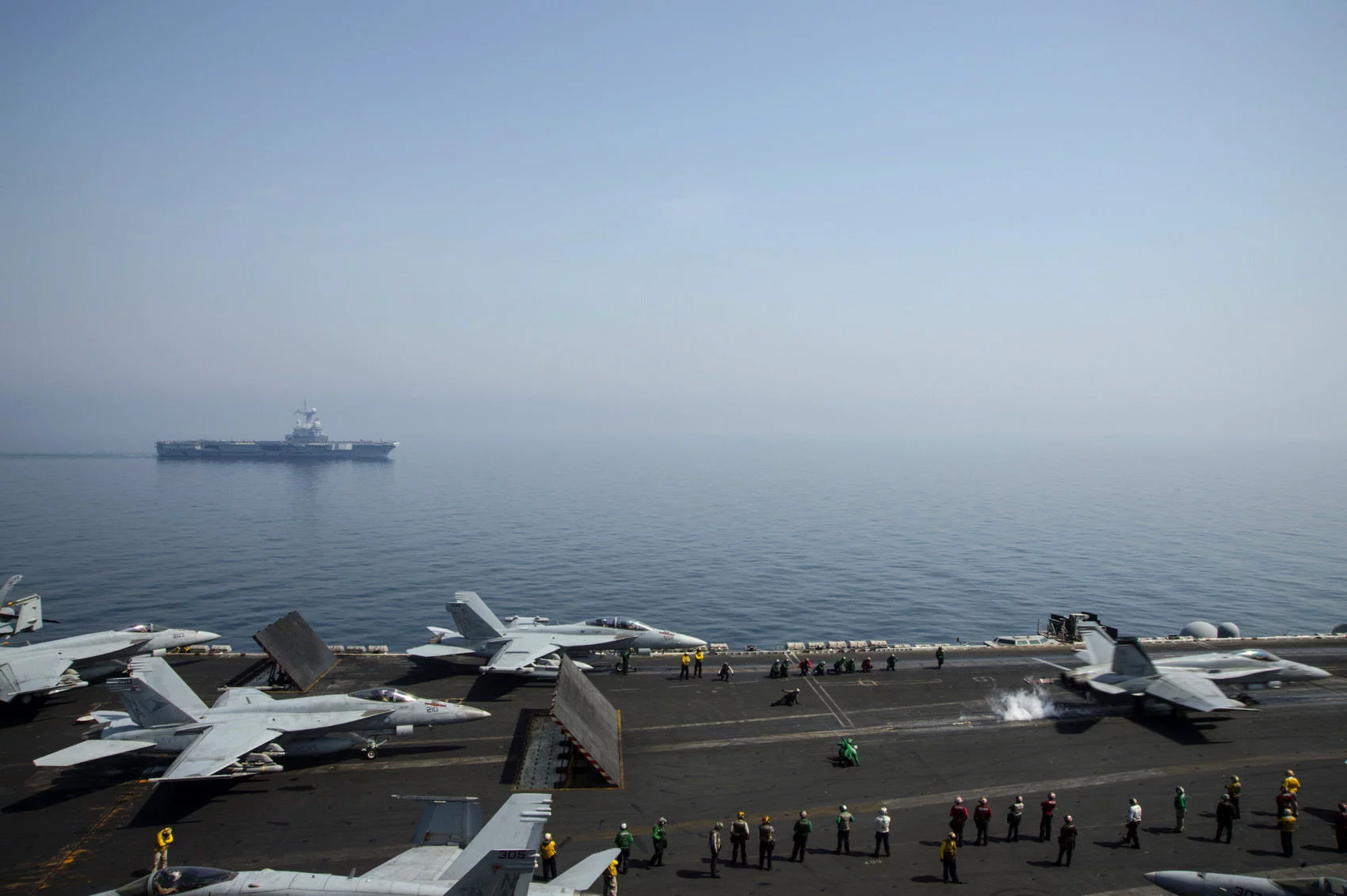 Porte-avions français et américain naviguent côte à côte