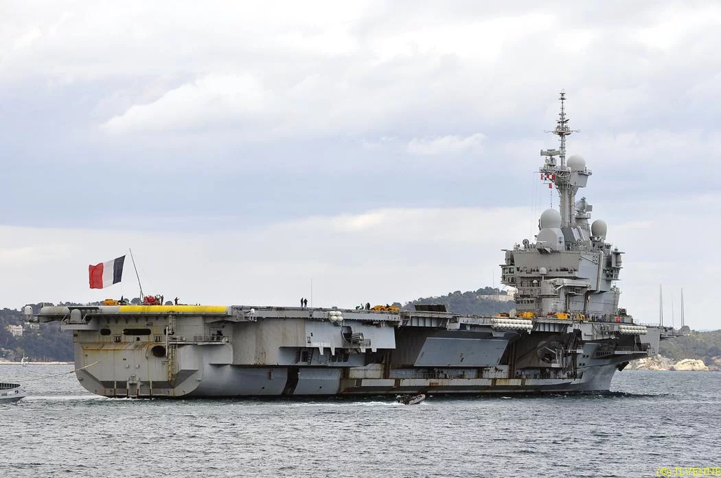 Le porte-avions Charles de Gaulle appareille pour la mission Harmattan