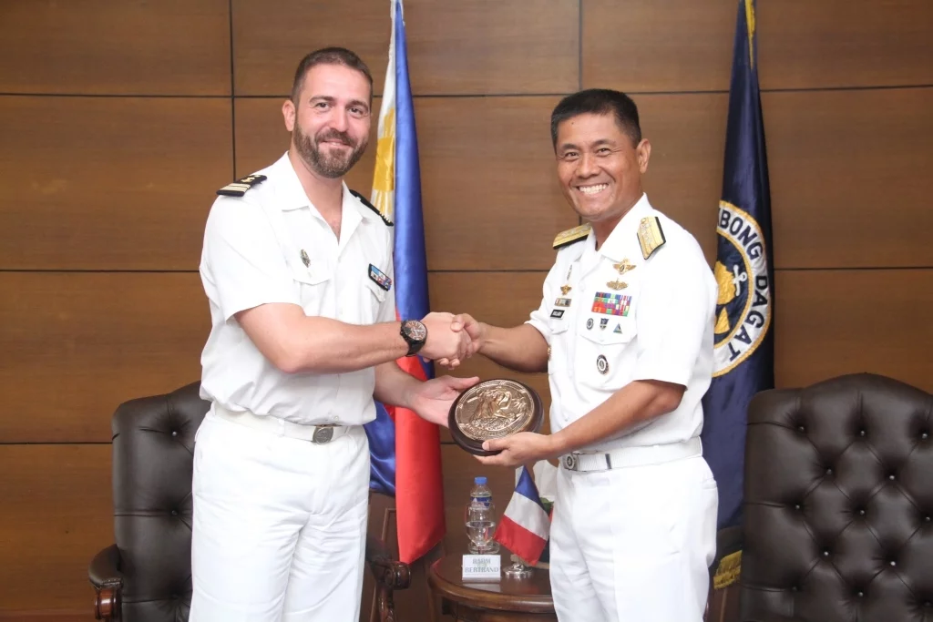 Rencontre entre le commandant de la frégate Vendémiaire et le major général de la marine philippine
