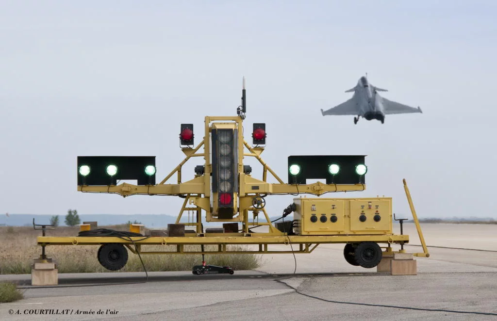 Une piste de la base d'Istres transformée en porte-avions