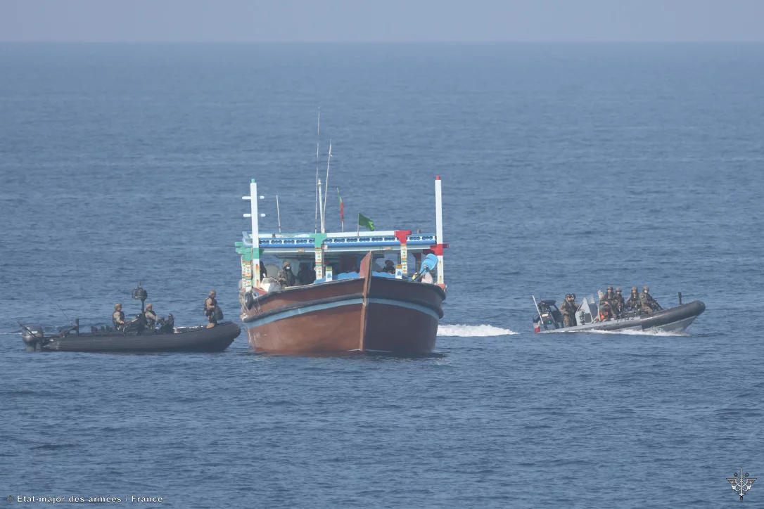 Le boutre intercepté par la frégate Guépratte