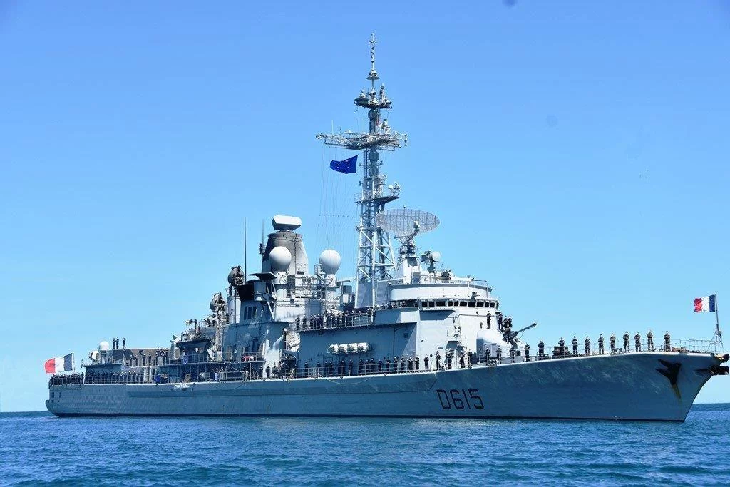 L'équipage de la frégate Jean Bart aux postes de bande