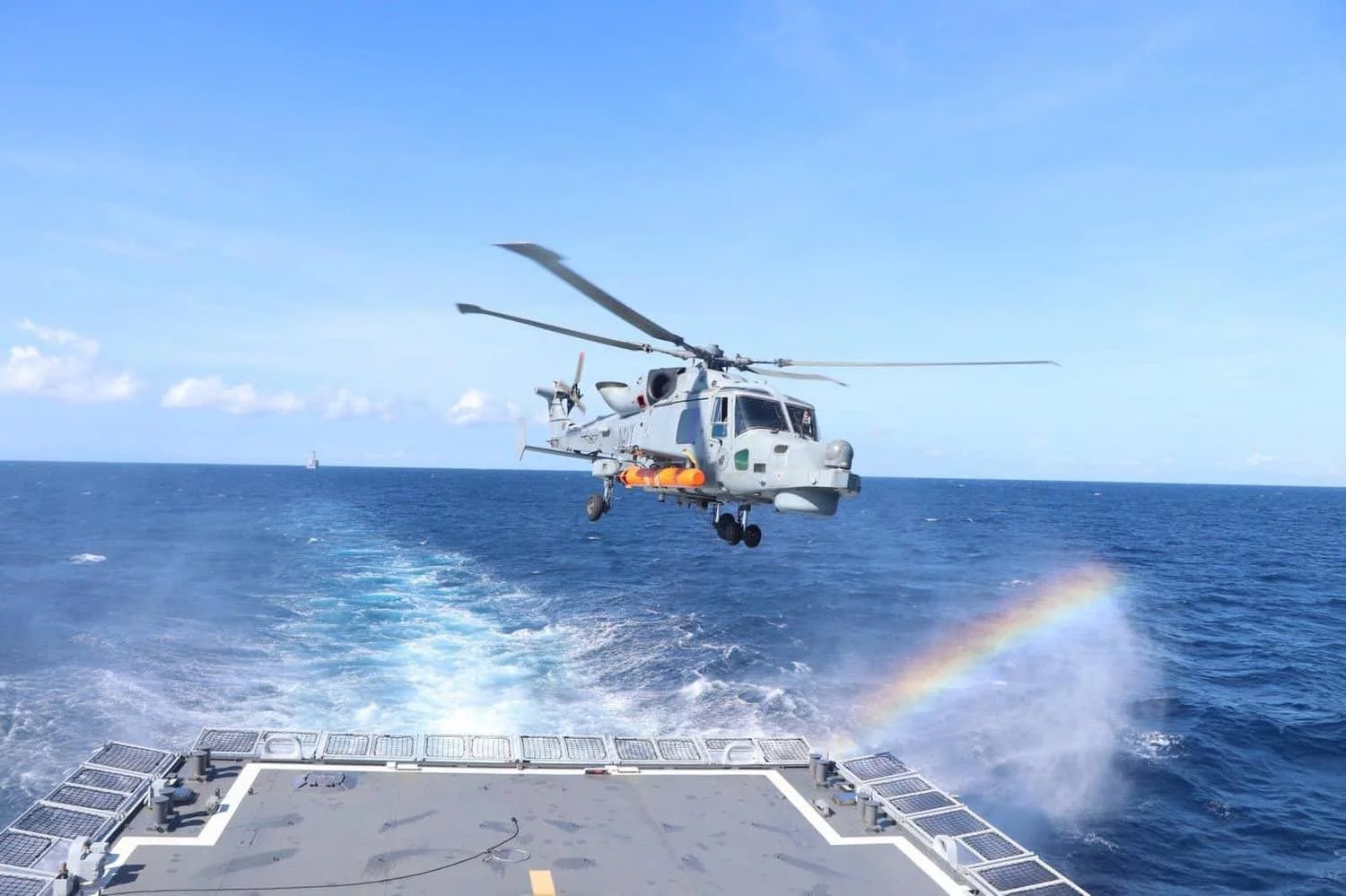 Un hélicoptère AW-159 décolle de la frégate philippine Jose Rizal