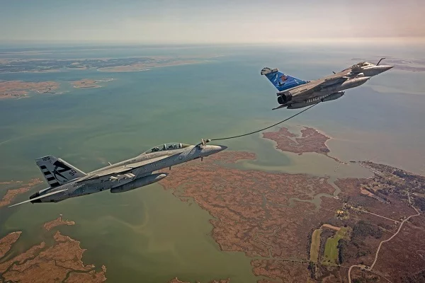 Un Rafale M en configuration dite « nounou » ravitaille un F-18 américain