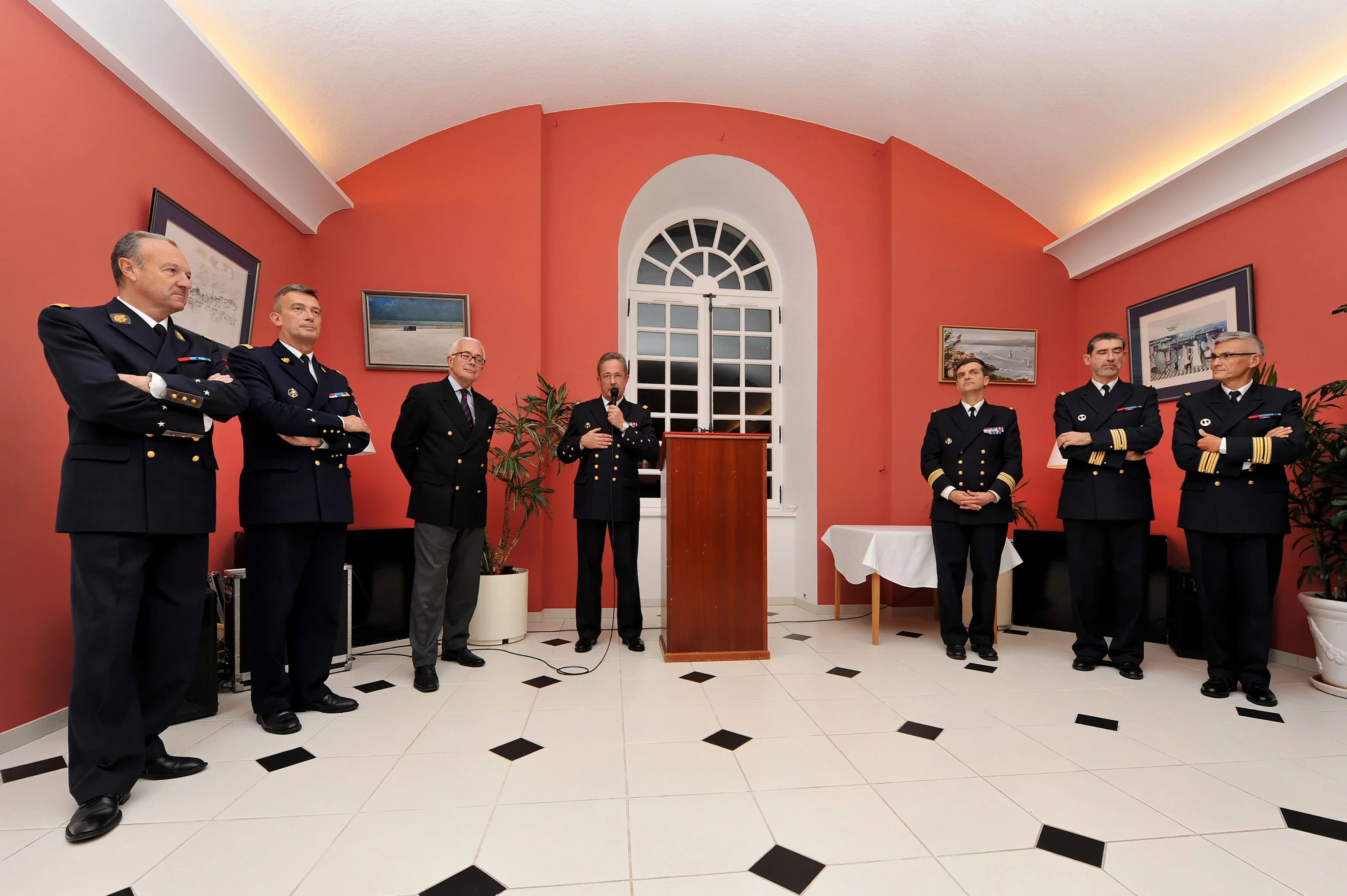 Le préfet maritime entouré par ses grands adjoints