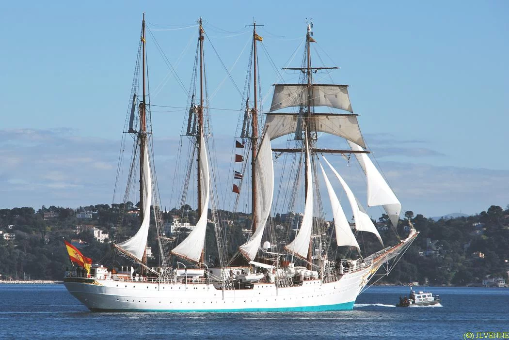 Le voilier-école espagnol Juan Sebastian de Elcano appareille de Toulon