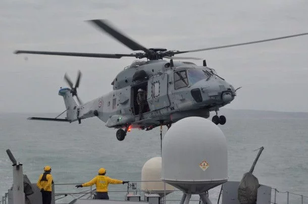 Un hélicoptère Caïman au-dessus de l'aviso Lieutenant de vaisseau Lavallée