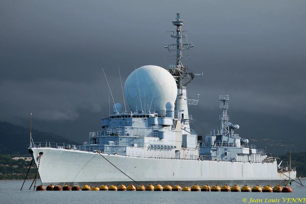 L’ex-Duquesne sur fond de nuages