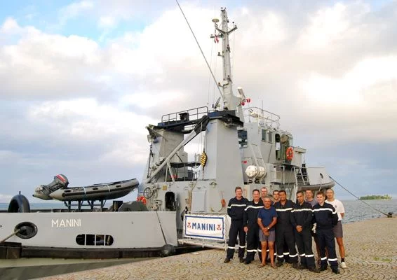 L’équipage du Manini sur le quai d’Uturoa