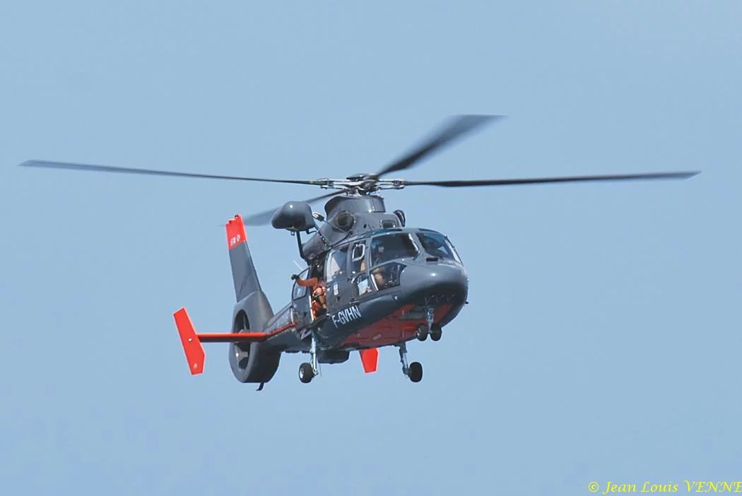 L'hélicoptère Dauphin de service public survole la rade de Bandol
