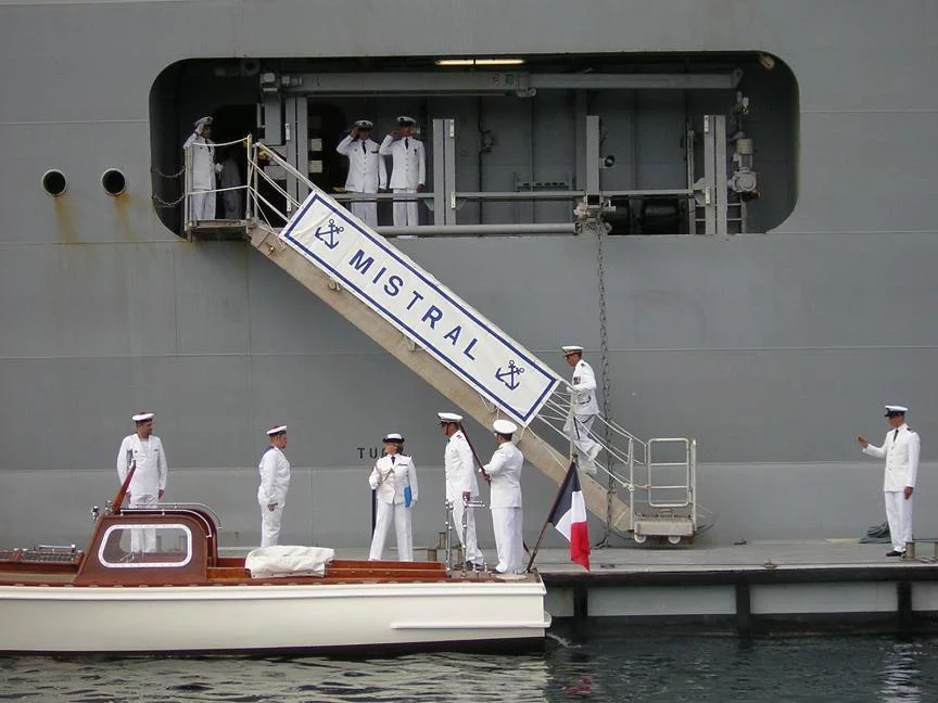 ALFAN, à bord de sa vedette, arrive sur le Mistral