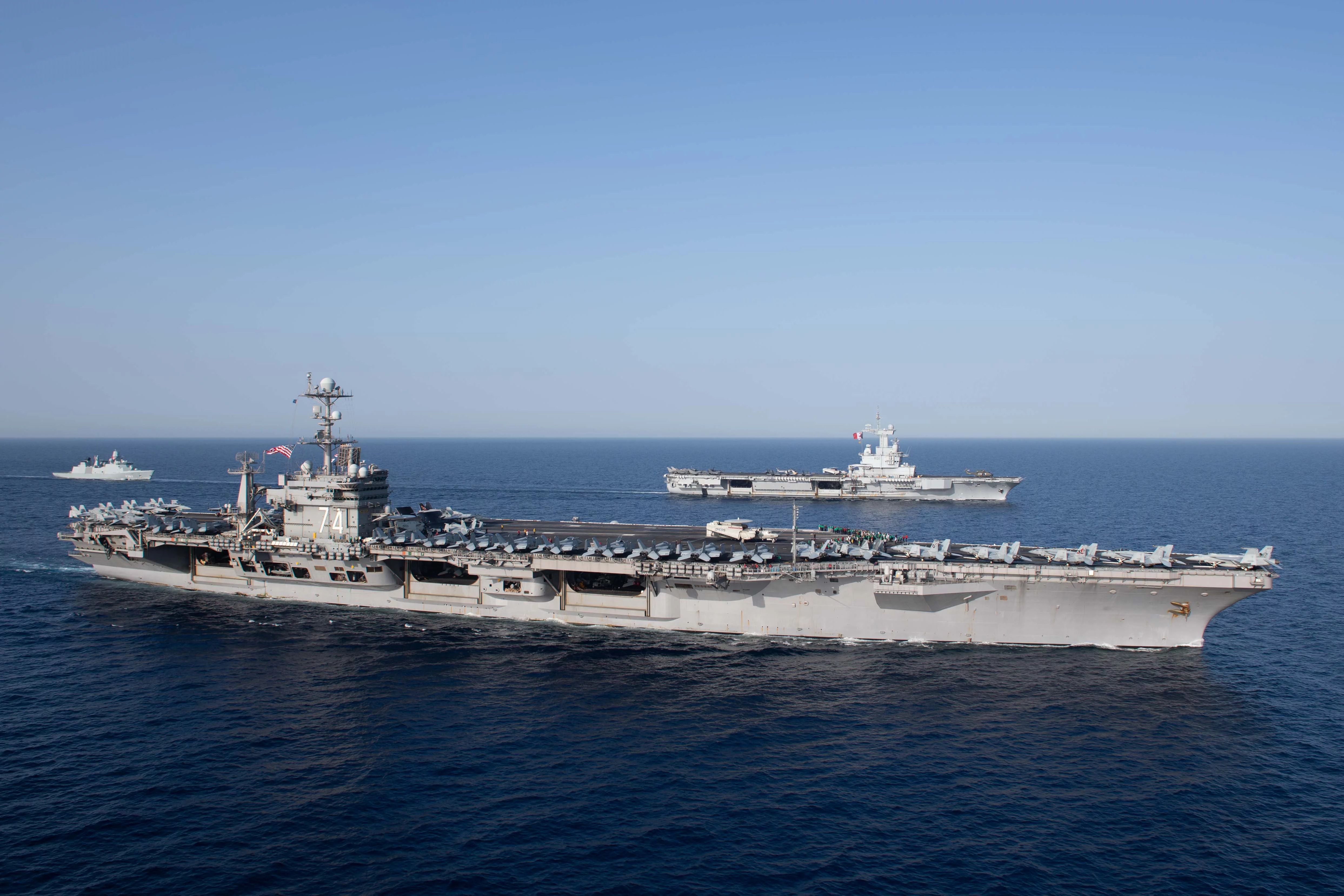 Les porte-avions USS John C. Stennis et Charles de Gaulle