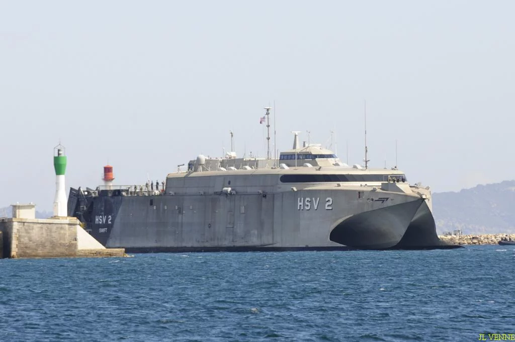 Le catamaran américain Swift arrive à Toulon