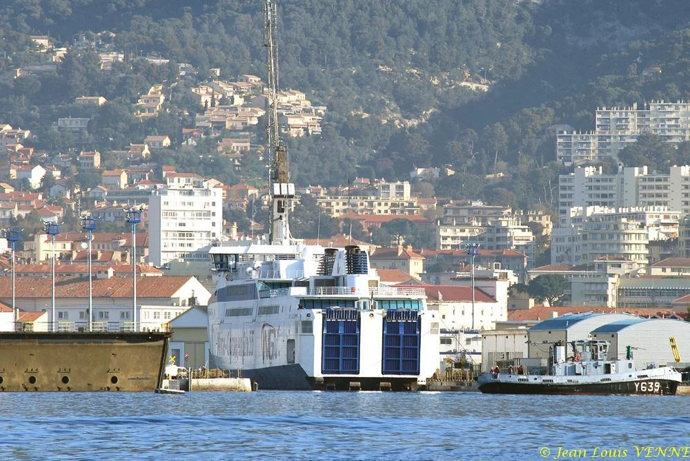 Le Liamone entre dans un bassin de DCNS à Toulon