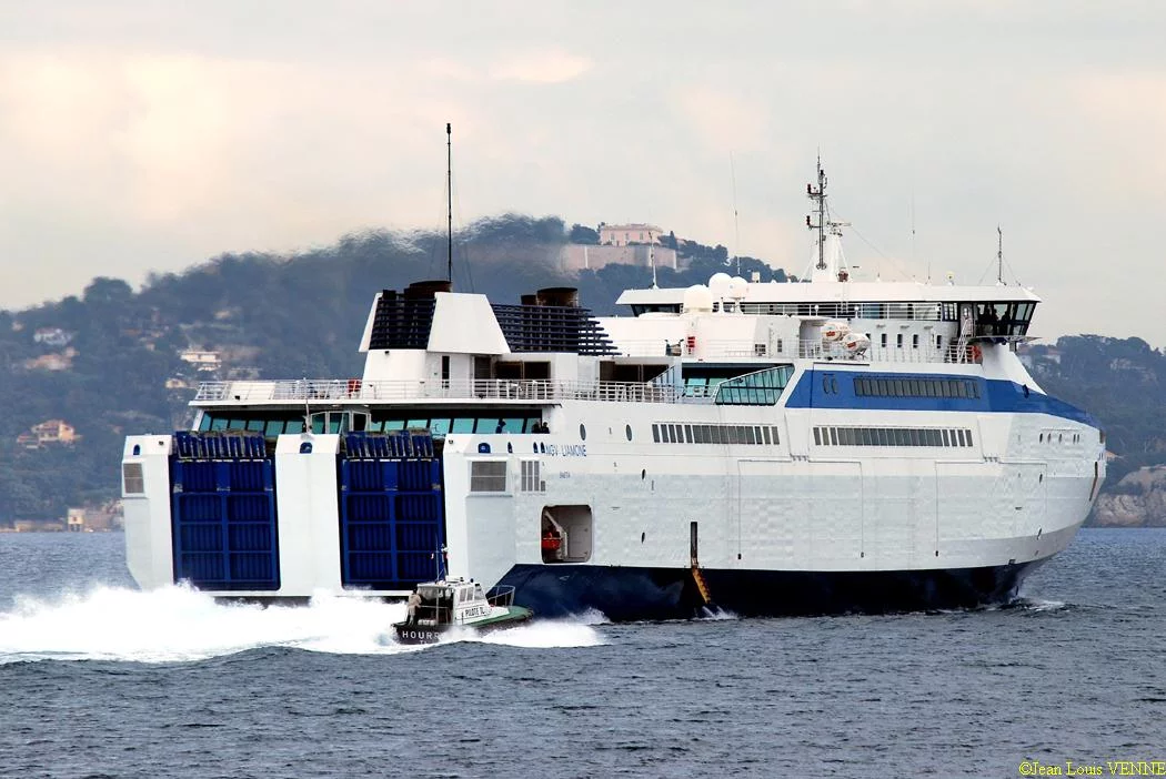 Le Liamone sort de la base navale de Toulon pour des essais