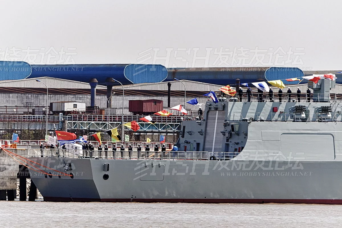 Admission au service du premier destroyer du Type 052D