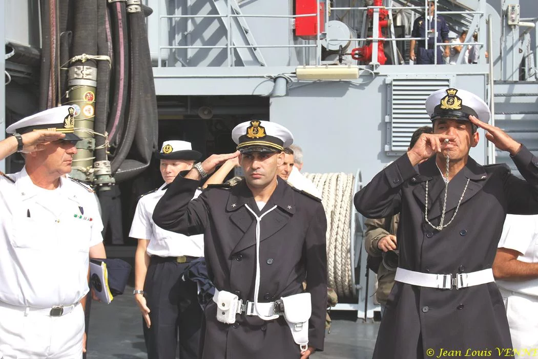 Honneurs au départ du contre-amiral français