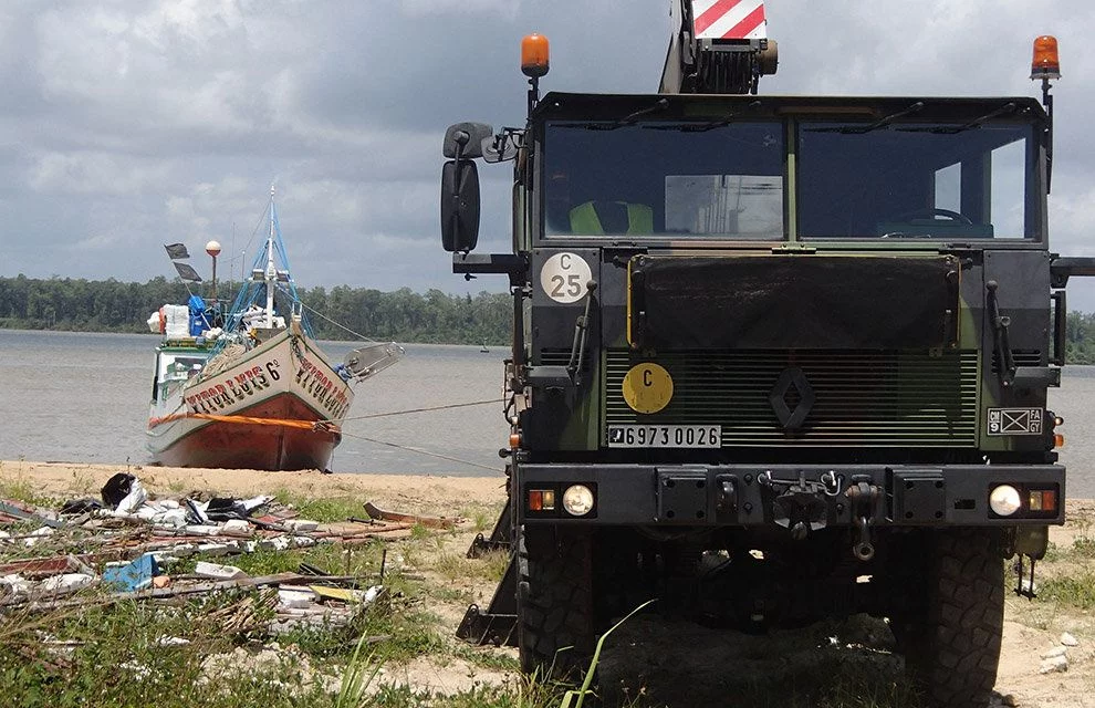 Le Vitor Luis 6, navire de pêche brésilien en action de pêche illégale dans les eaux françaises