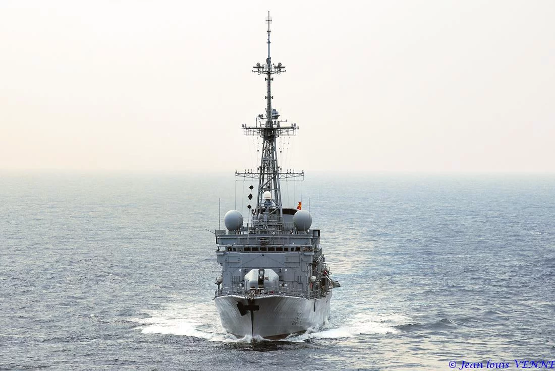 La frégate Primauguet se présente pour un ravitaillement à la mer