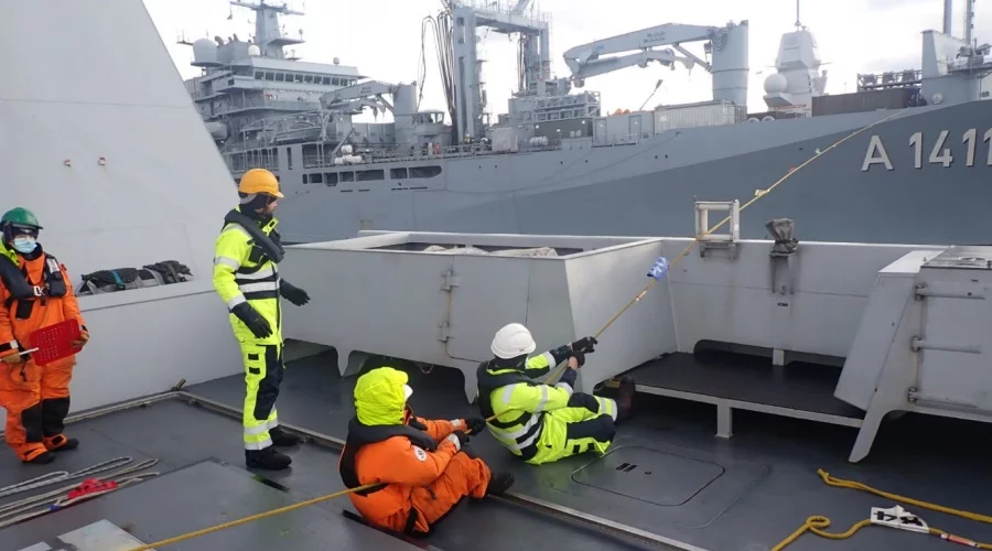La frégate Languedoc s’entraine au ravitaillement à la mer auprès du bâtiment ravitailleur allemand Berlin dans un fjord norvégien
