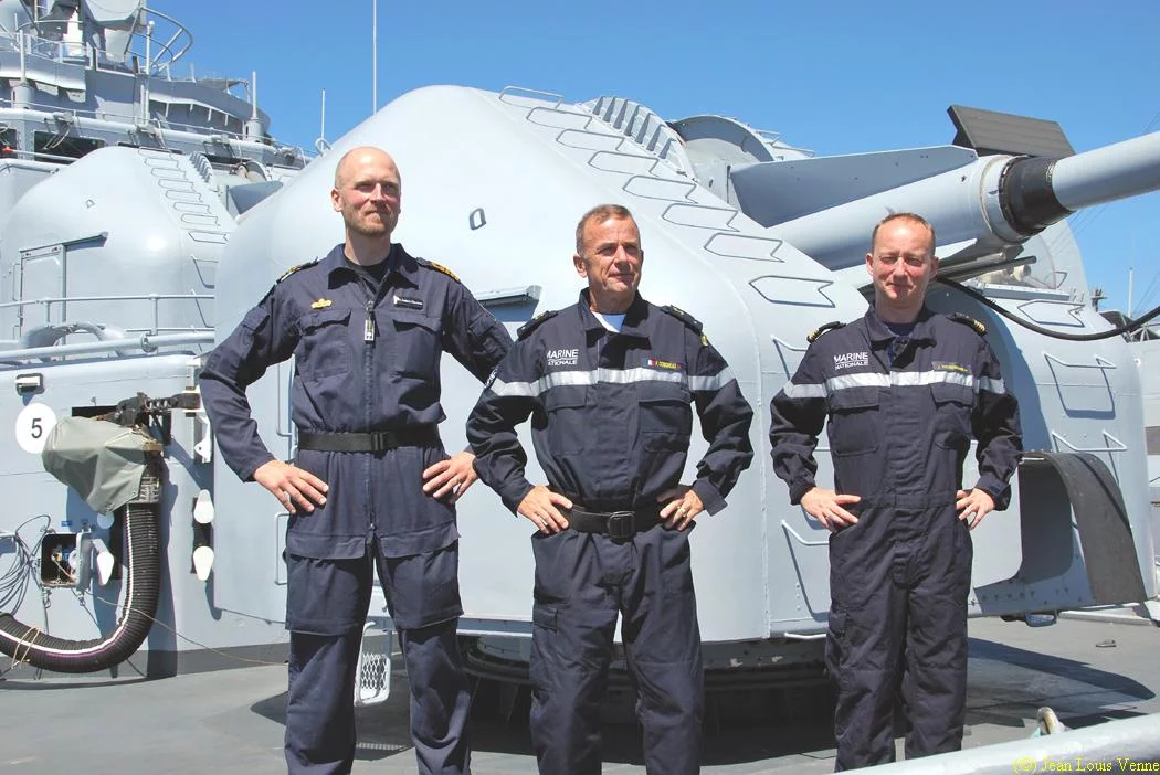 Les 3 officiers devant le canon
