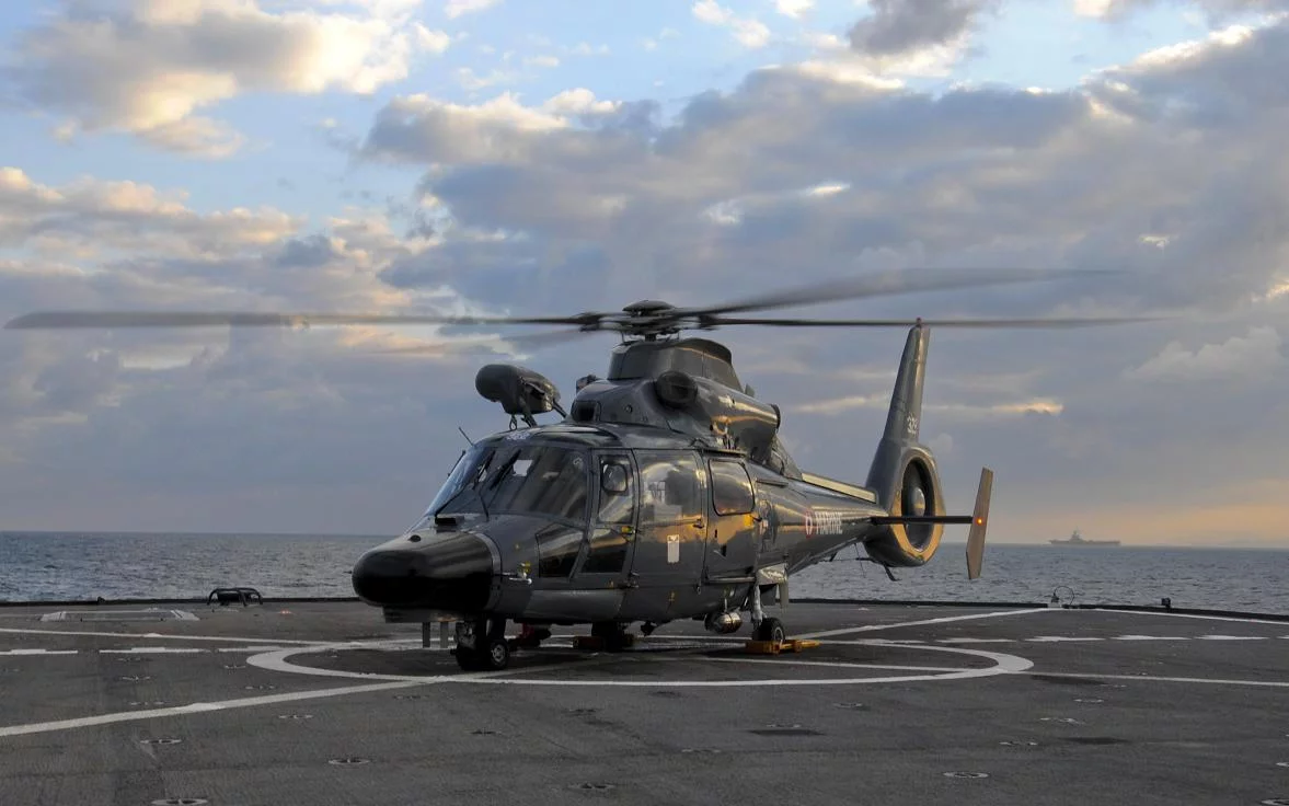 Un hélicoptère Dauphin se pose sur l'USS Mount Whitney
