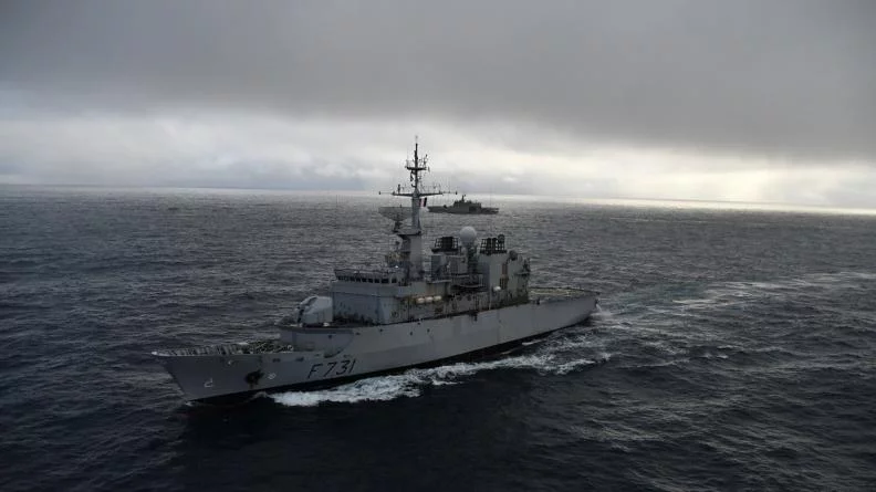 La frégate Prairial et le patrouilleur chilien Commandante Policarpo Toro