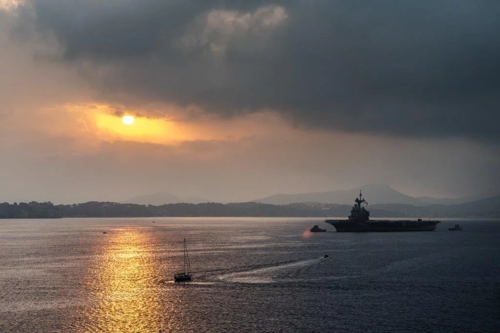 Le porte-avions Charles de Gaulle entre dans le port de Toulon