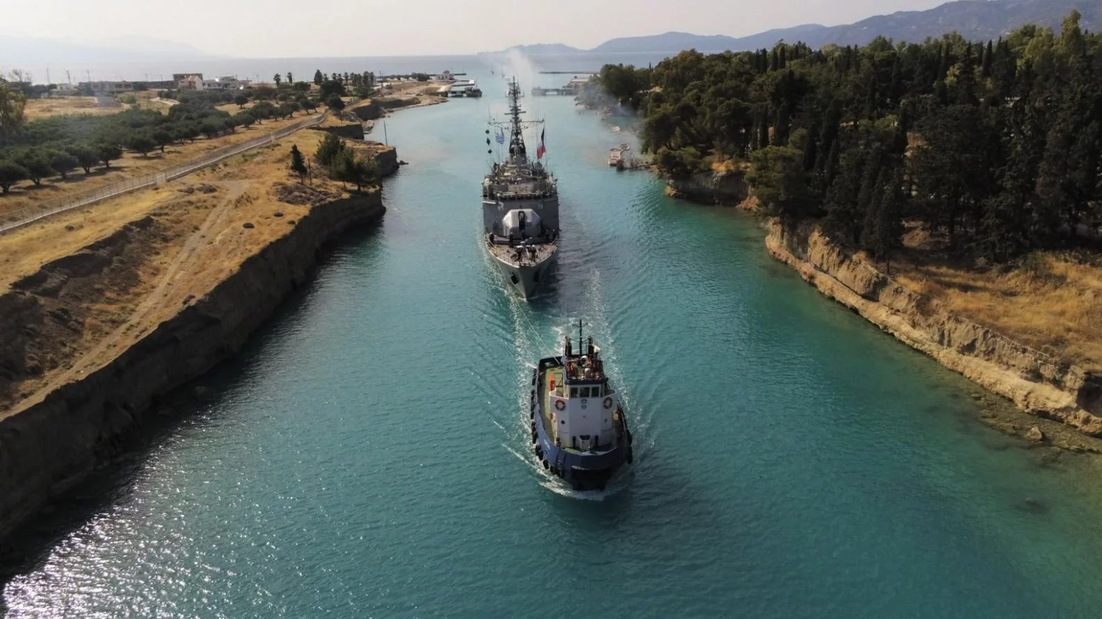 Le patrouilleur Commandant Blaison franchit le canal de Corinthe (Grèce)