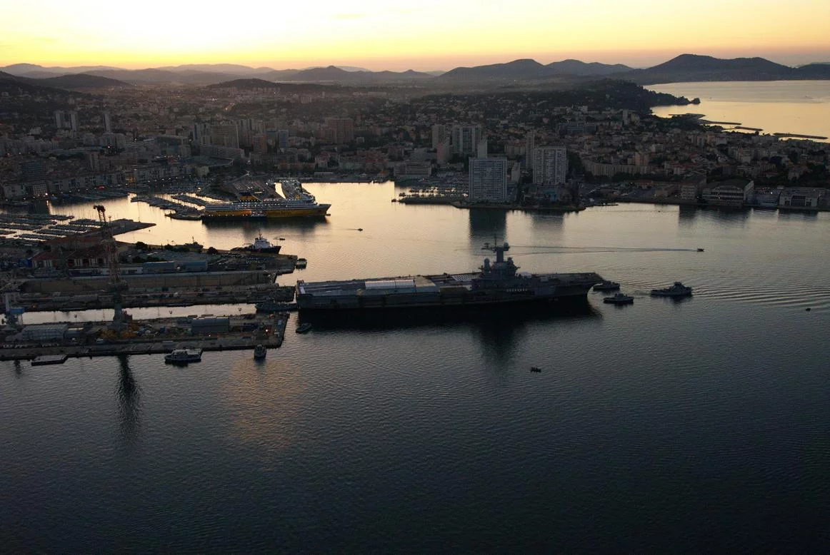 Sortie du bassin du porte-avions Charles de Gaulle