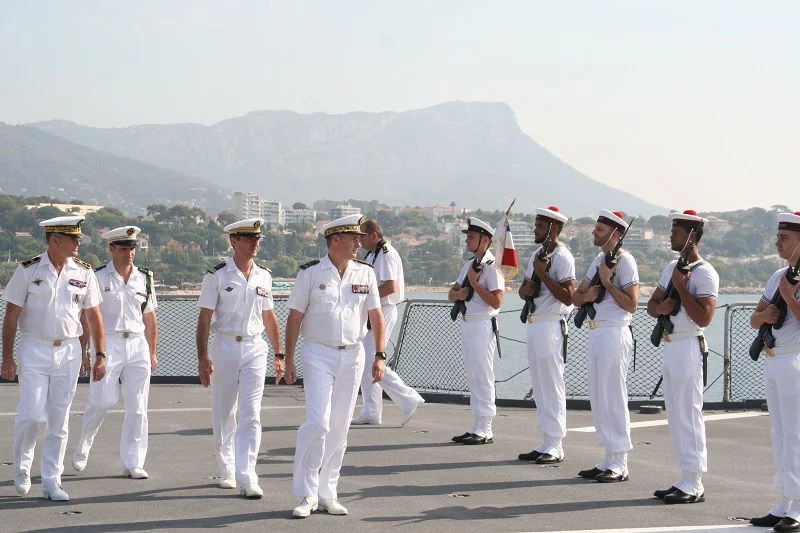 L'amiral Hello passe la garde d'honneur en revue