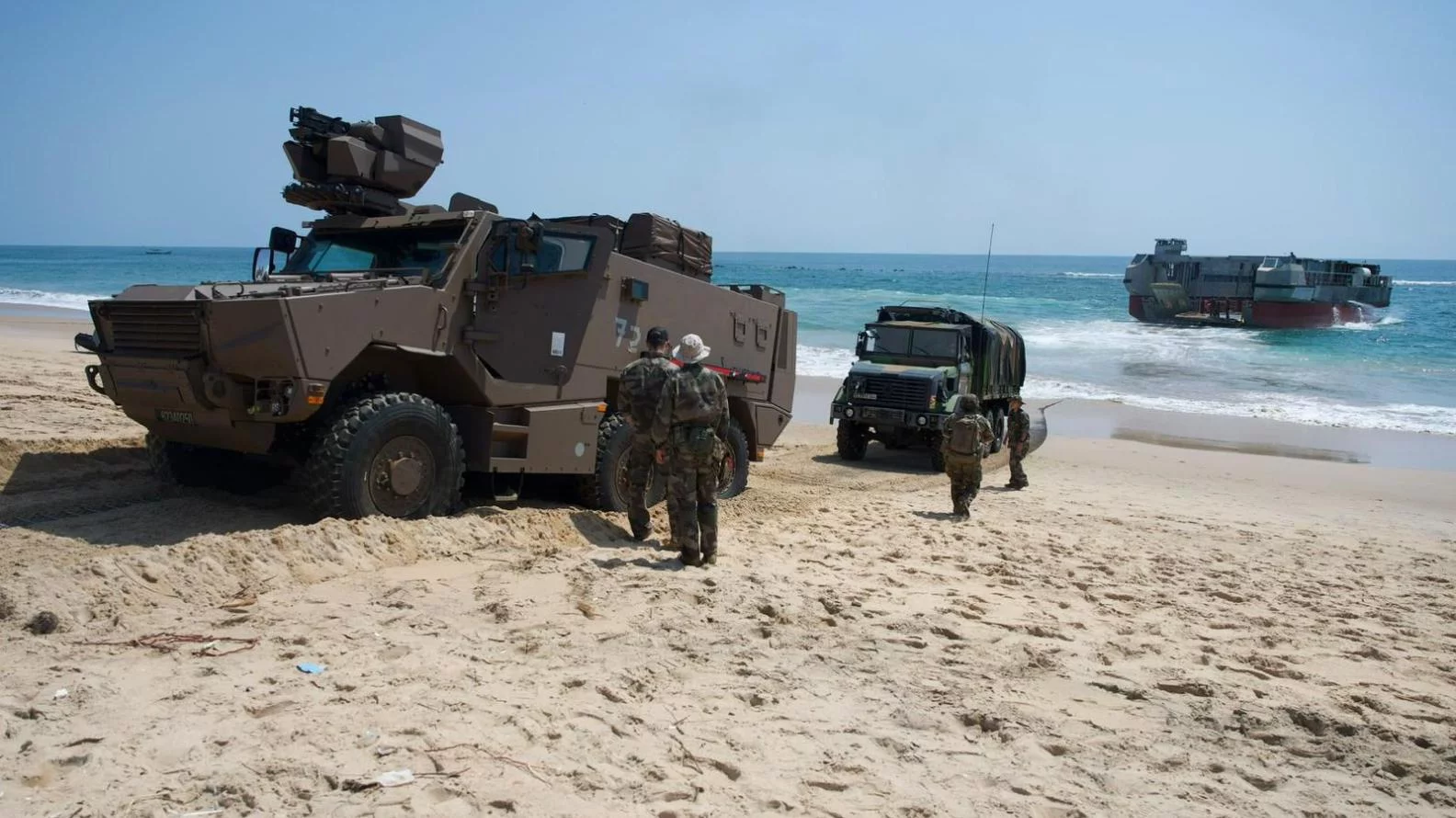 Débarquement de véhicules sur une plage du Bénin