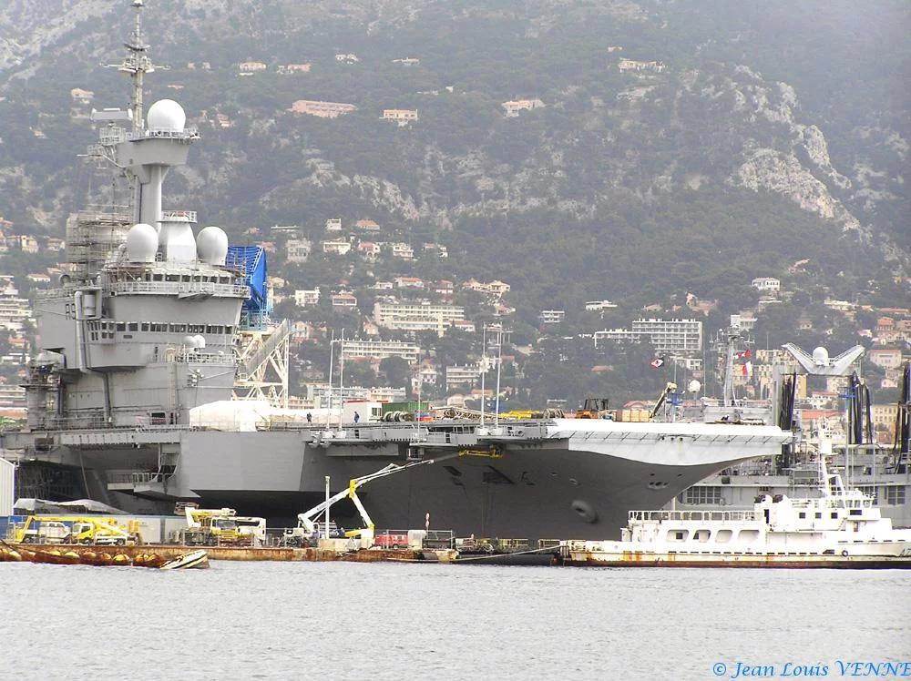 Le Charles de Gaulle sans protection ... provisoirement