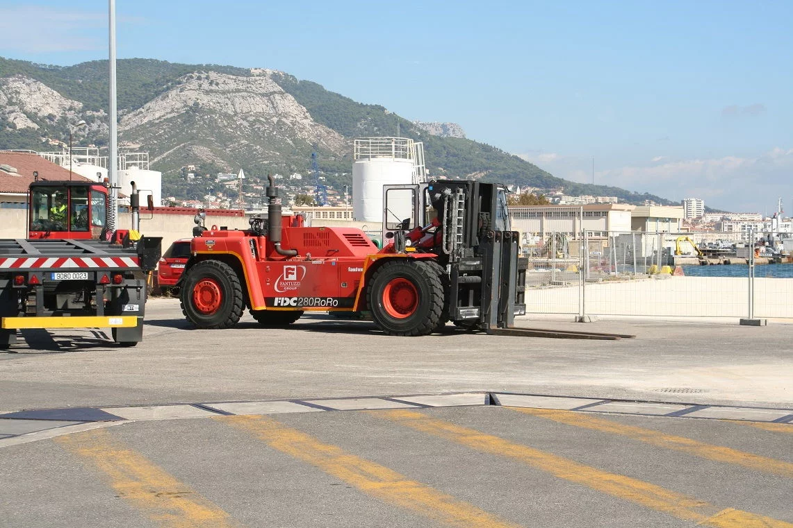 Un véhicule porte-conteneur