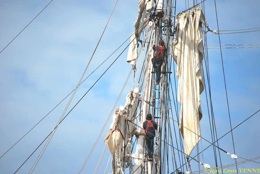 L’équipage installe les voiles sur les vergues du Bélem