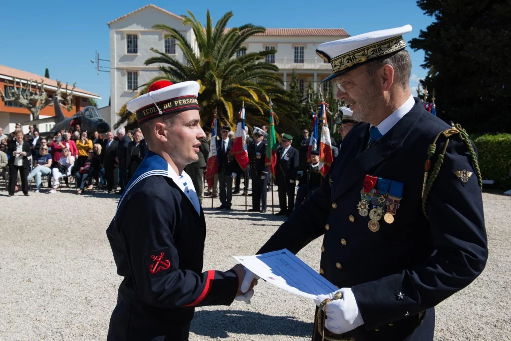 Les diplômes de fin de cours sont remis aux matelots de pont d’envol de la session 16A