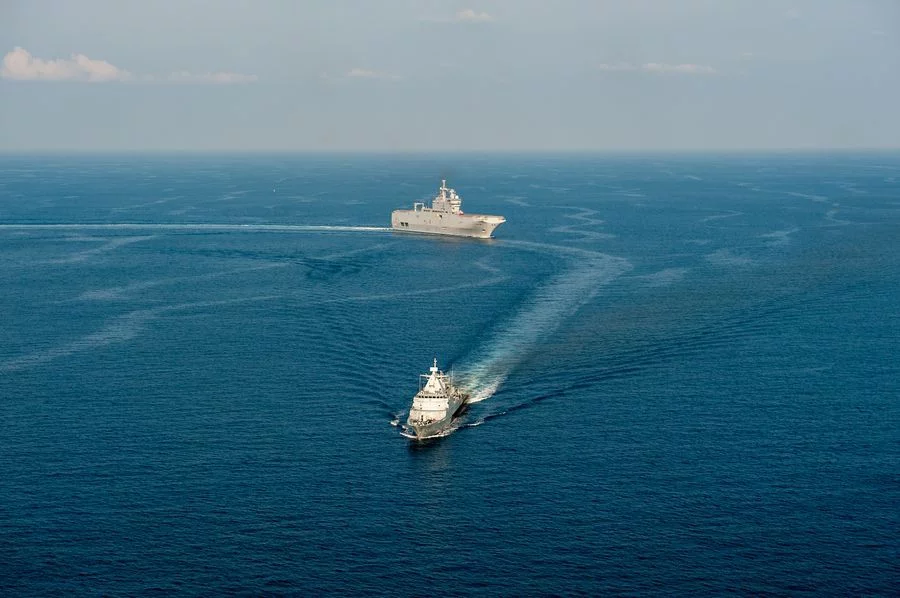 Une corvette malaisienne et le BPC Tonnerre