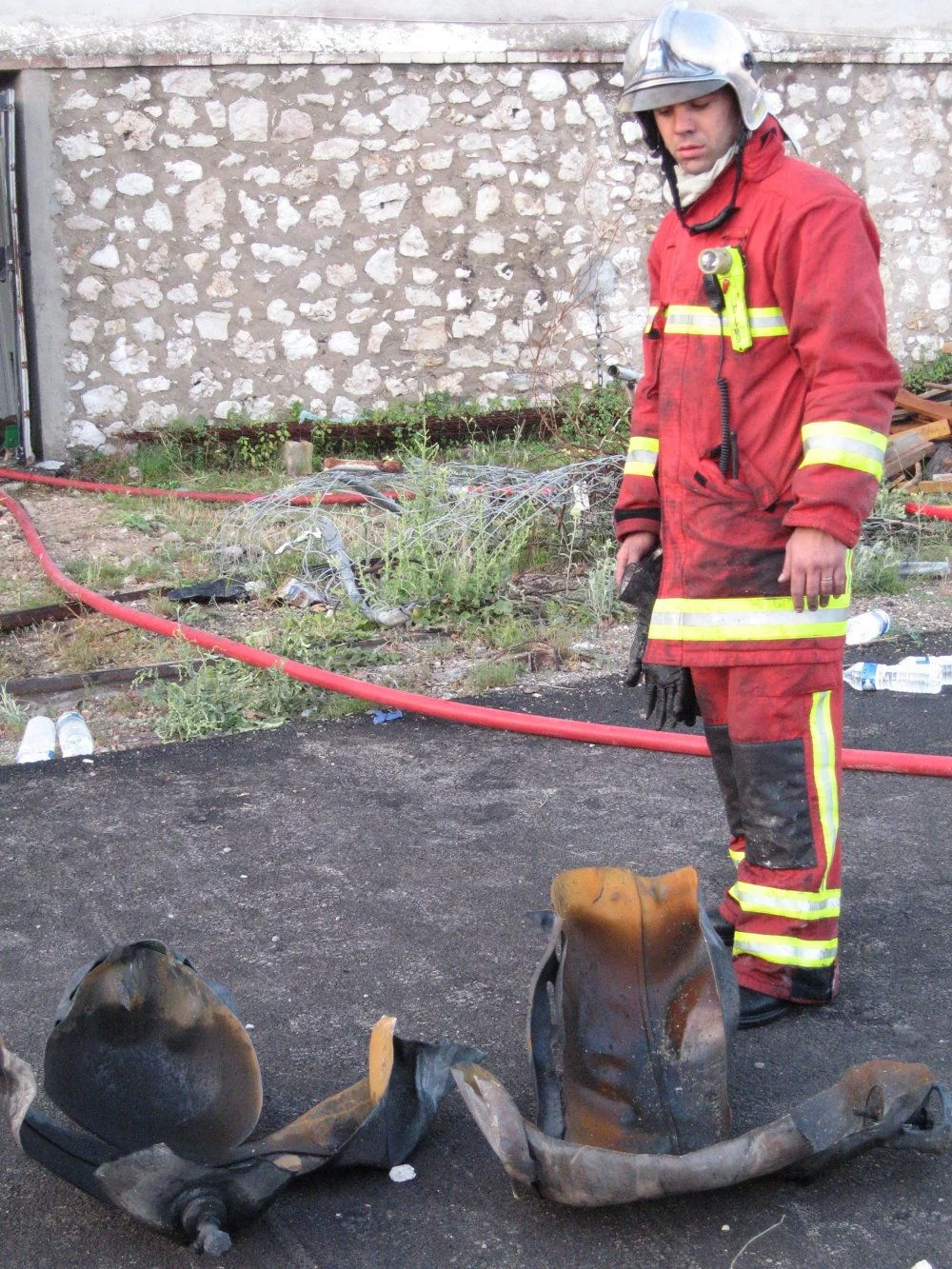 Restes des bouteilles de gaz après explosion