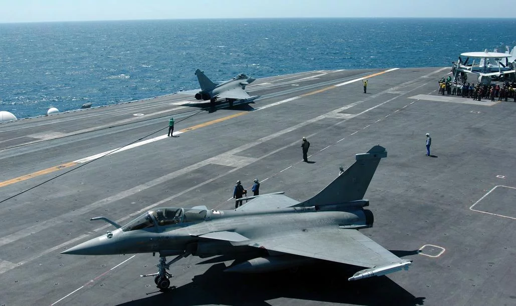 Deux Rafale sur le porte-avions USS Truman