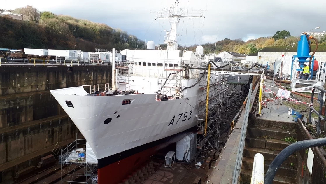 Le bâtiment hydrographique Laplace au bassin