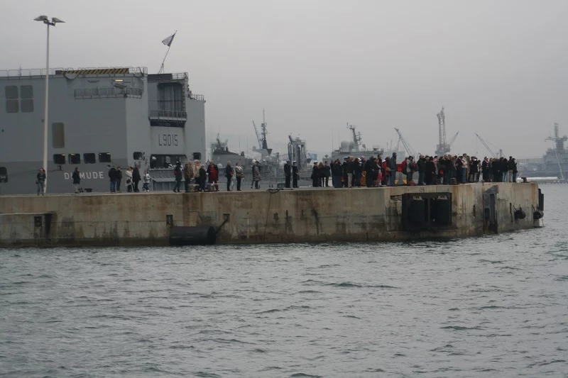 Les familles saluent le départ des 2 navires
