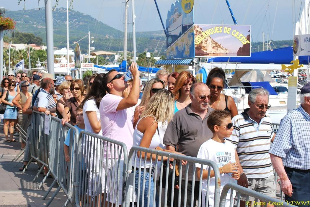 Une foule nombreuse attend de visiter le Var