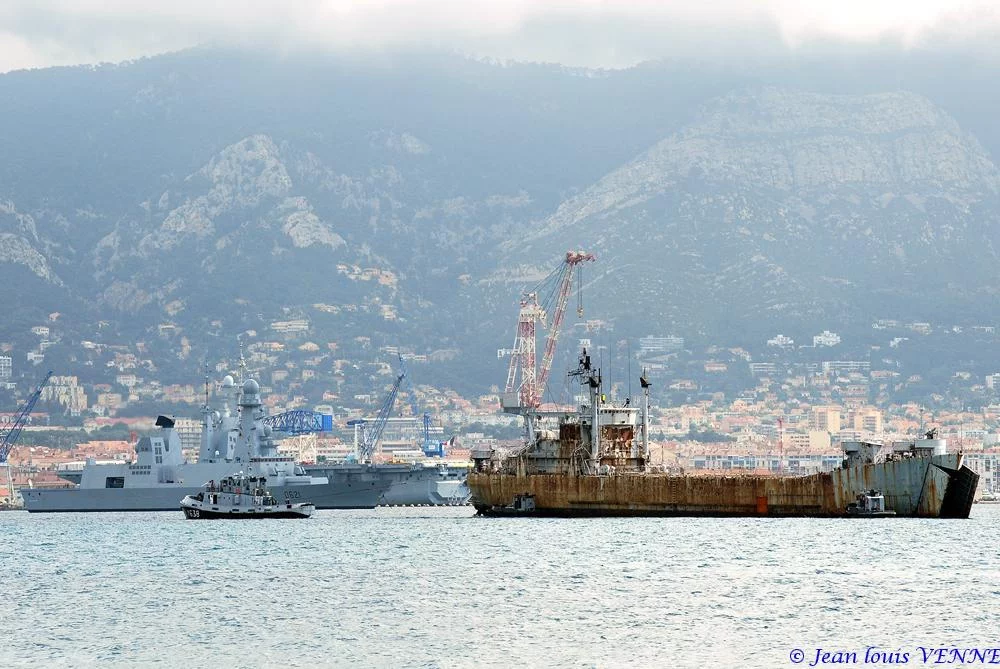 La coque de l’ex-Argens transférée à la base navale de Toulon