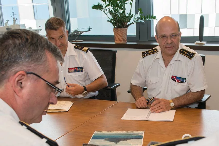 Le chef d’état-major de la marine signe l’admission au service actif du bâtiment multimission d’Entrecasteaux