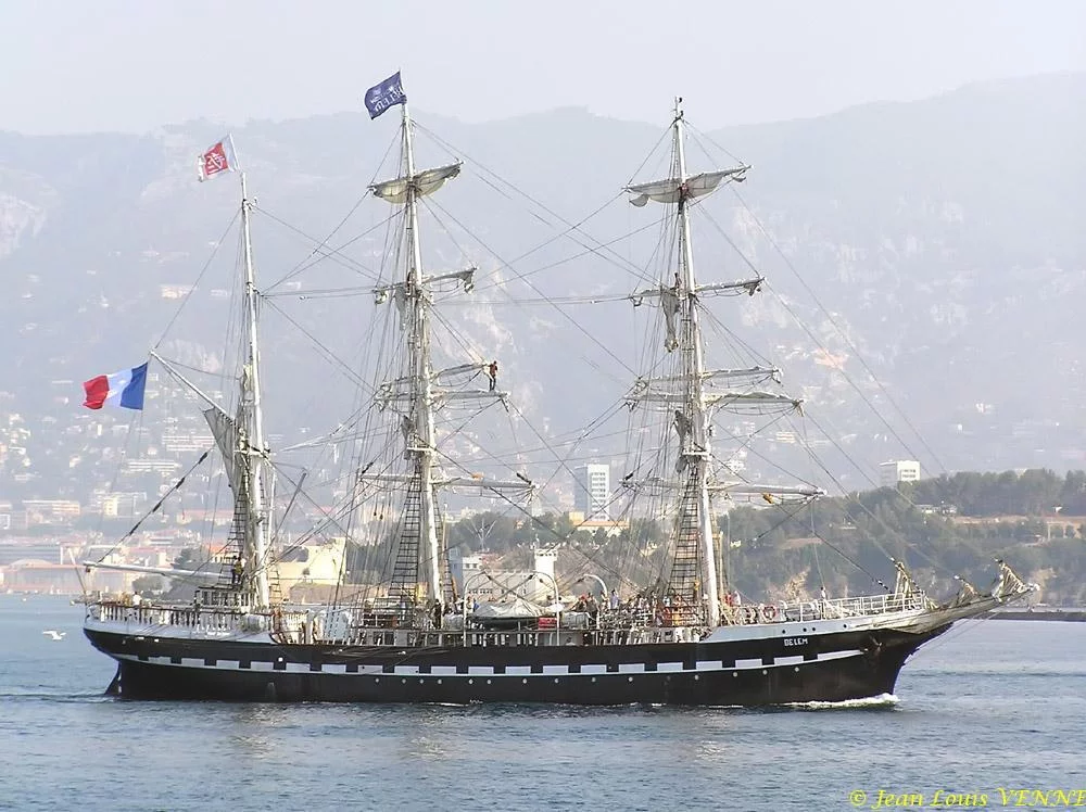 Le voiler Bélem quitte le port de Toulon